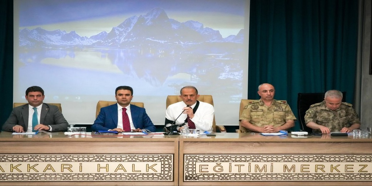 Hakkâri'de okullarda sağlık ve güvenlik toplantısı Vali Taşyapan başkanlığında yapıldı
