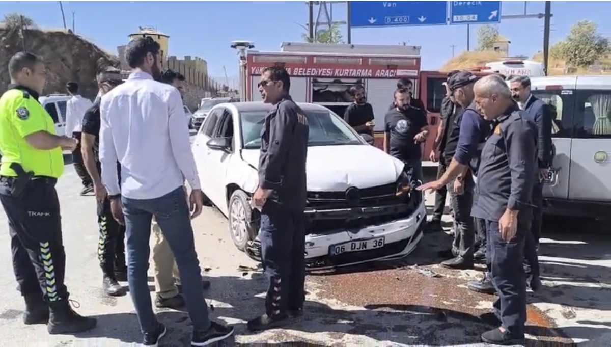 Hakkari Yüksekova'da iki aracın çarpıştığı kazada 2 kişi yaralandı