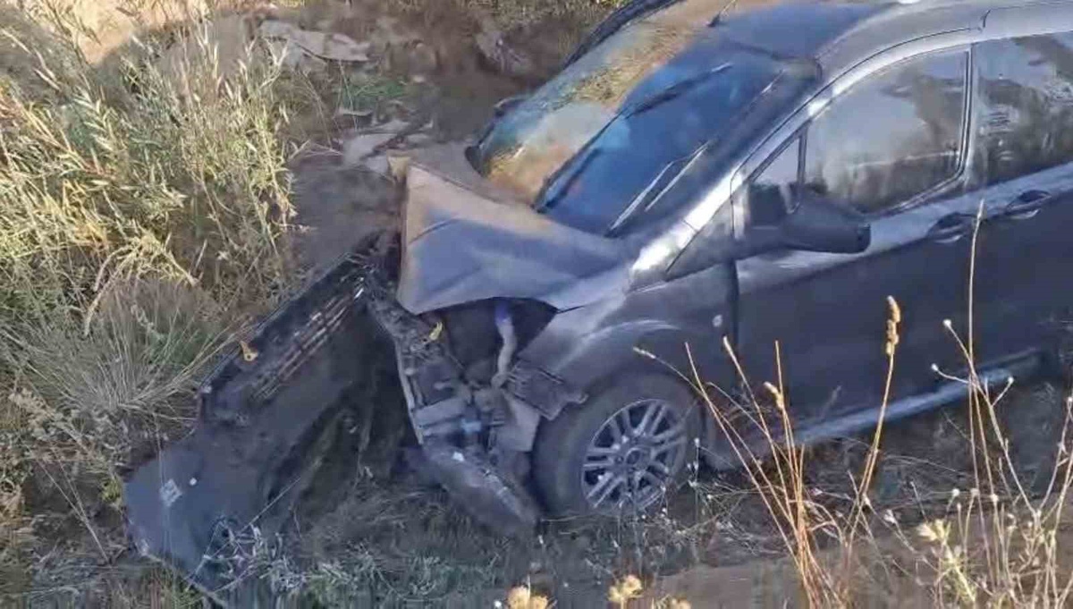 Hakkari Yüksekova'da iki hafif ticari araç çarpıştı, 4 kişi yaralandı