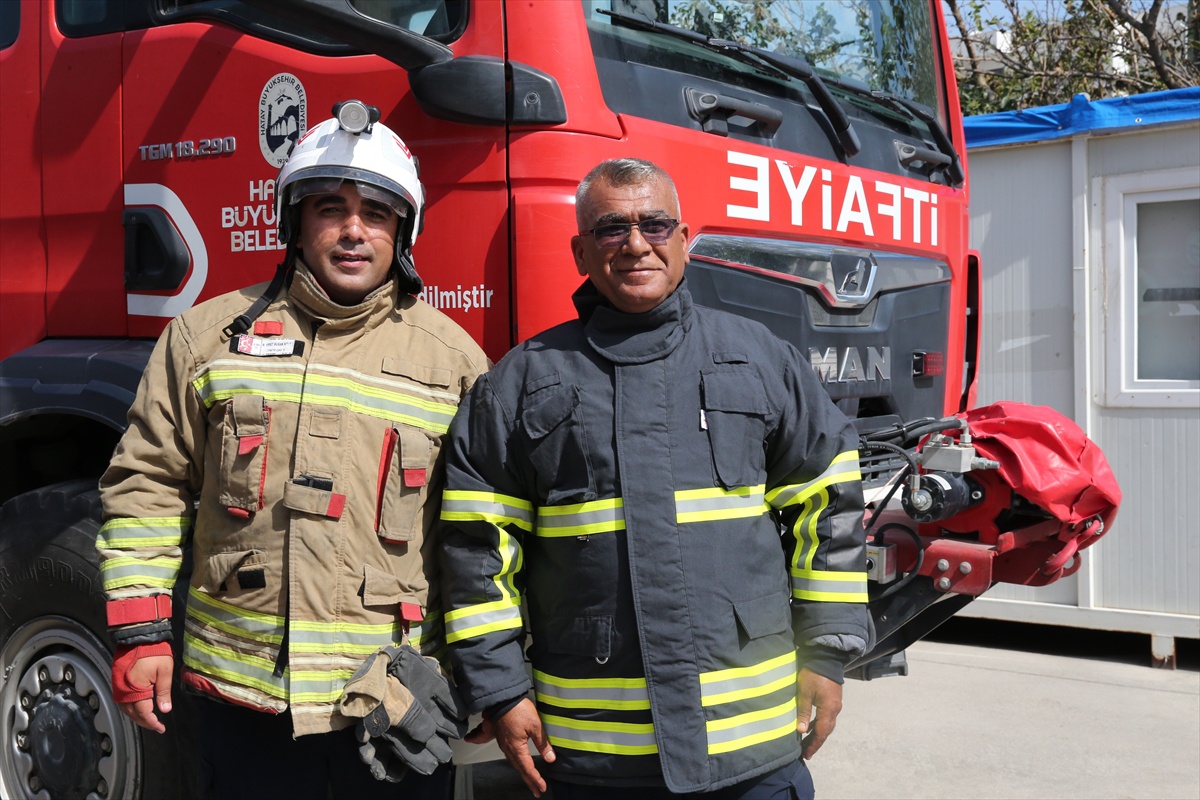 Hatay'da itfaiyeci baba ile oğlu, 12 yıldır aynı istasyonda omuz omuza görev yapıyor