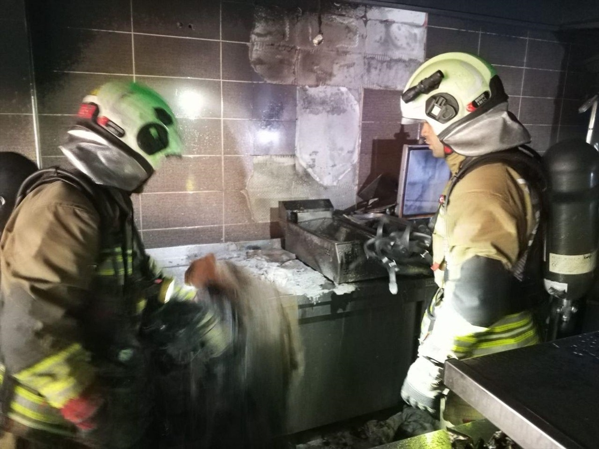 Hatay İskenderun'da dönerci dükkanında çıkan yangın itfaiye ekiplerince söndürüldü
