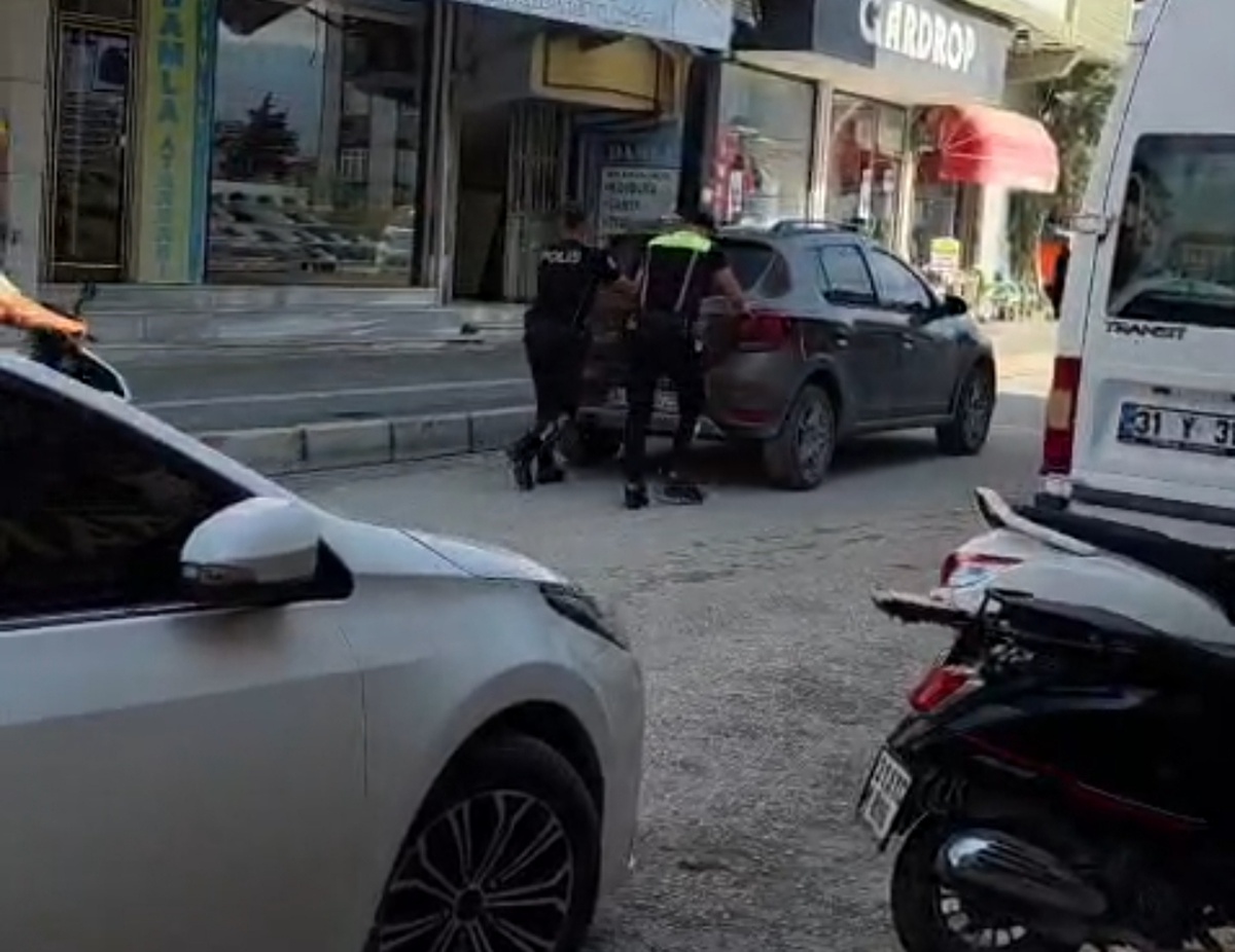 Hatay Samandağ'da arızalanan otomobili 2 polis iterek yol kenarına götürdü