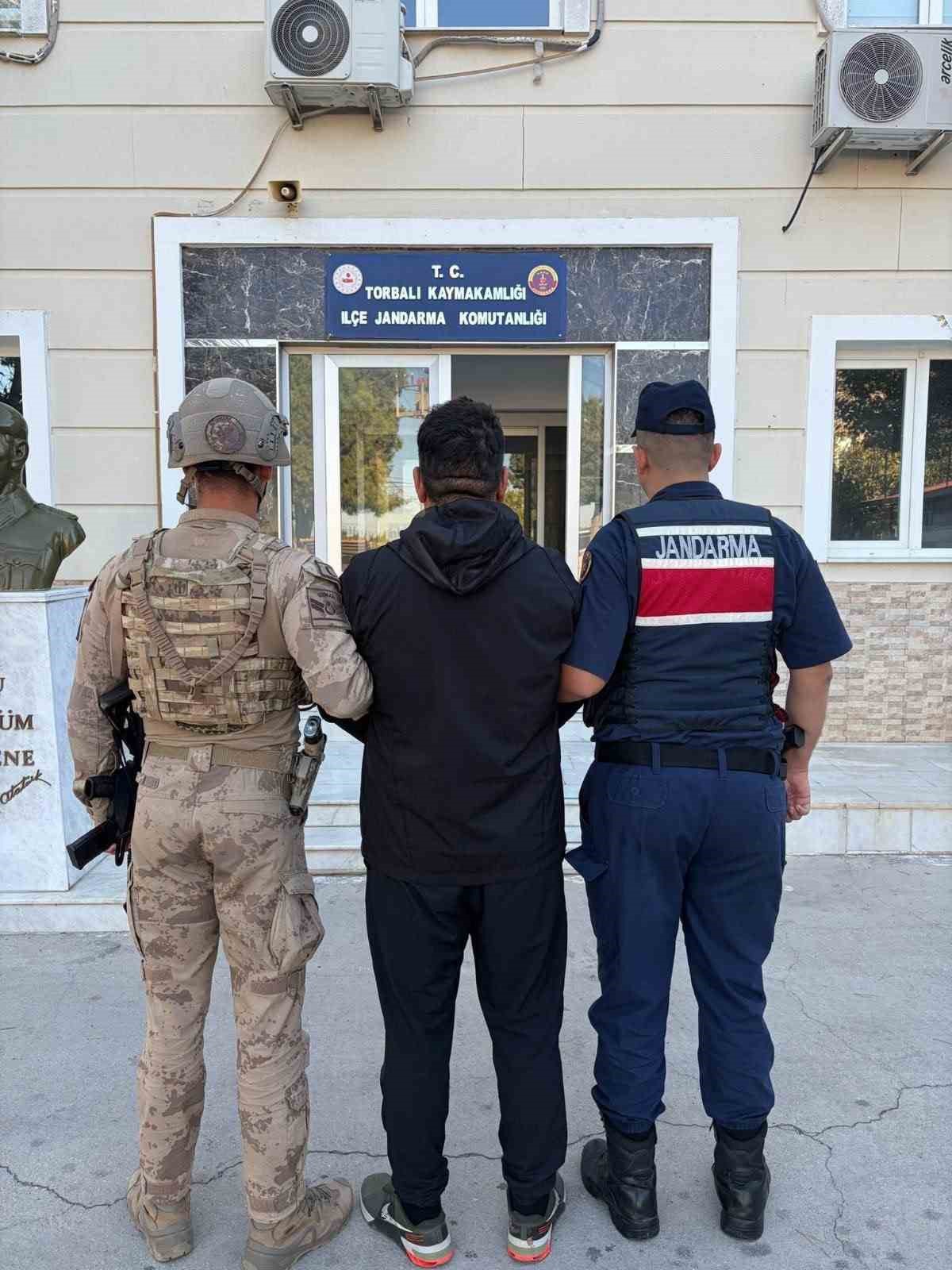 İzmir'de jandarma, 25 yıl hapis cezası olan firari ve bir şüpheliyi arazide yakaladı