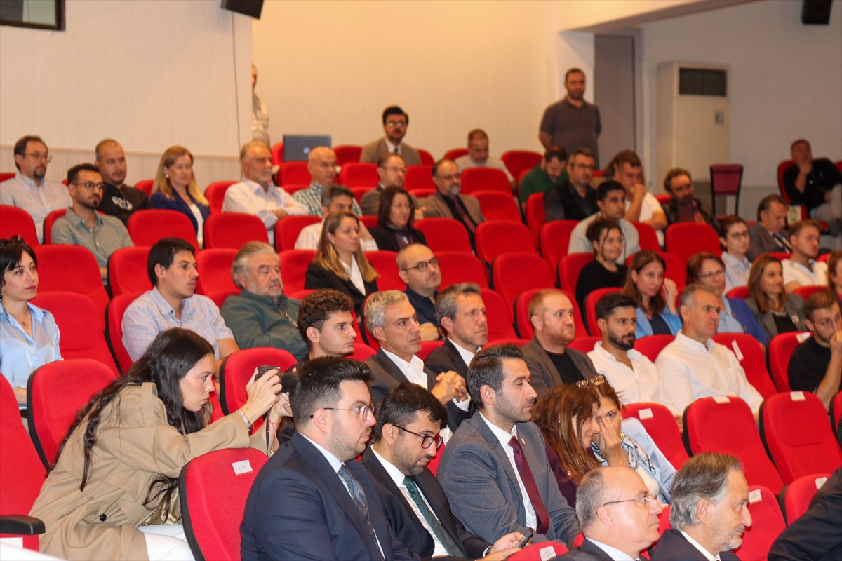 İzmir'de savunma sanayisi, akademi ve sanayi temsilcileri buluştu