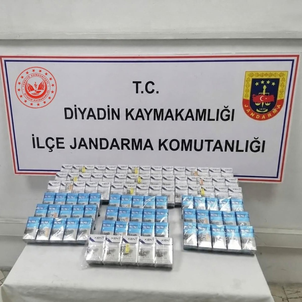 Jandarma, Ağrı Diyadin'de bir araçta 190 paket gümrük kaçağı sigara ele geçirdi
