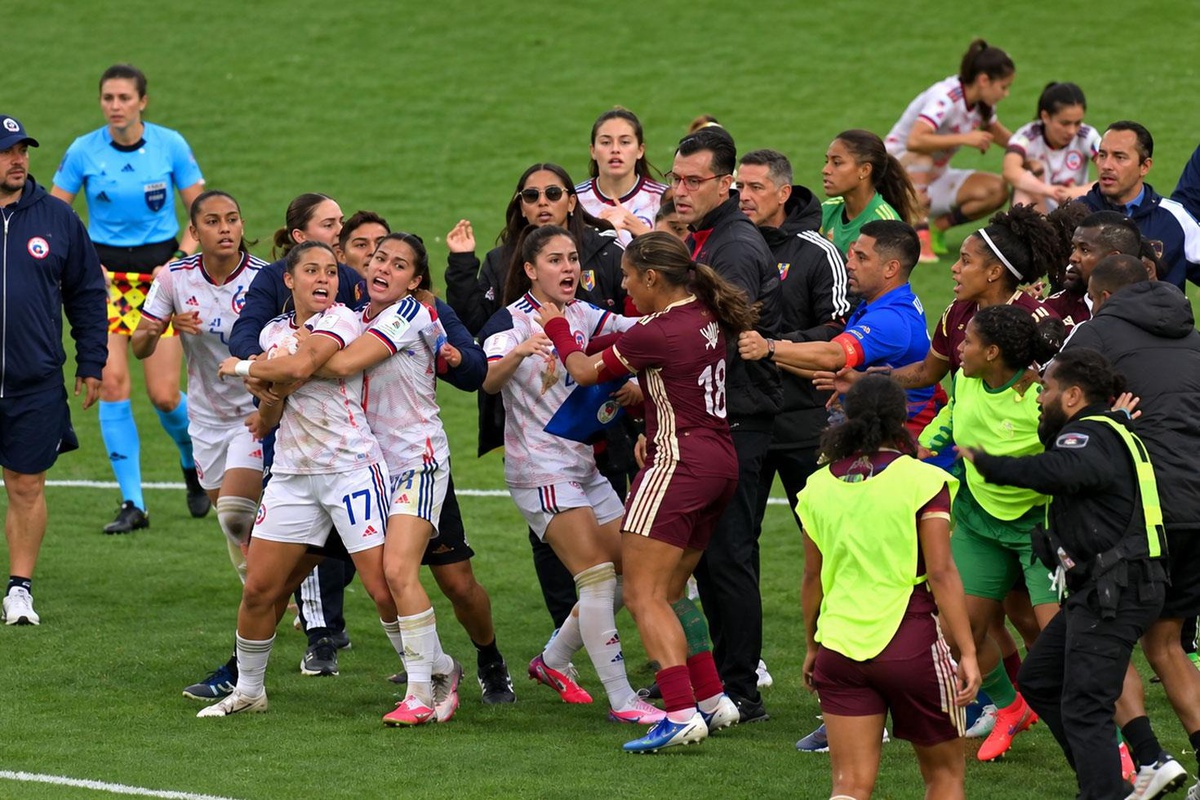 Kadın futbolunda şaşkına çeviren final! Maç bitti, kavga başladı