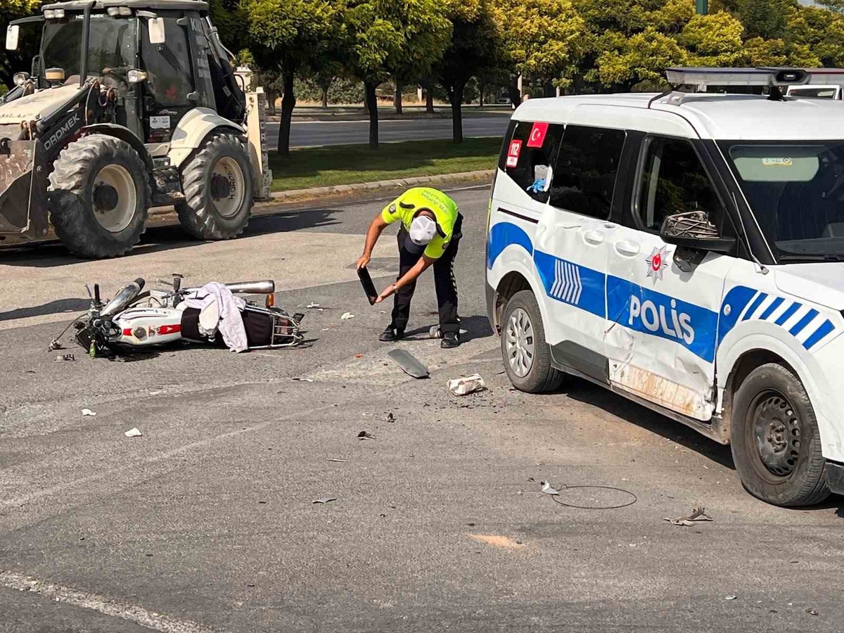 Kahramanmaraş Dulkadiroğlu'nda motosiklet polis aracına çarptı, 2 kişi yaralandı