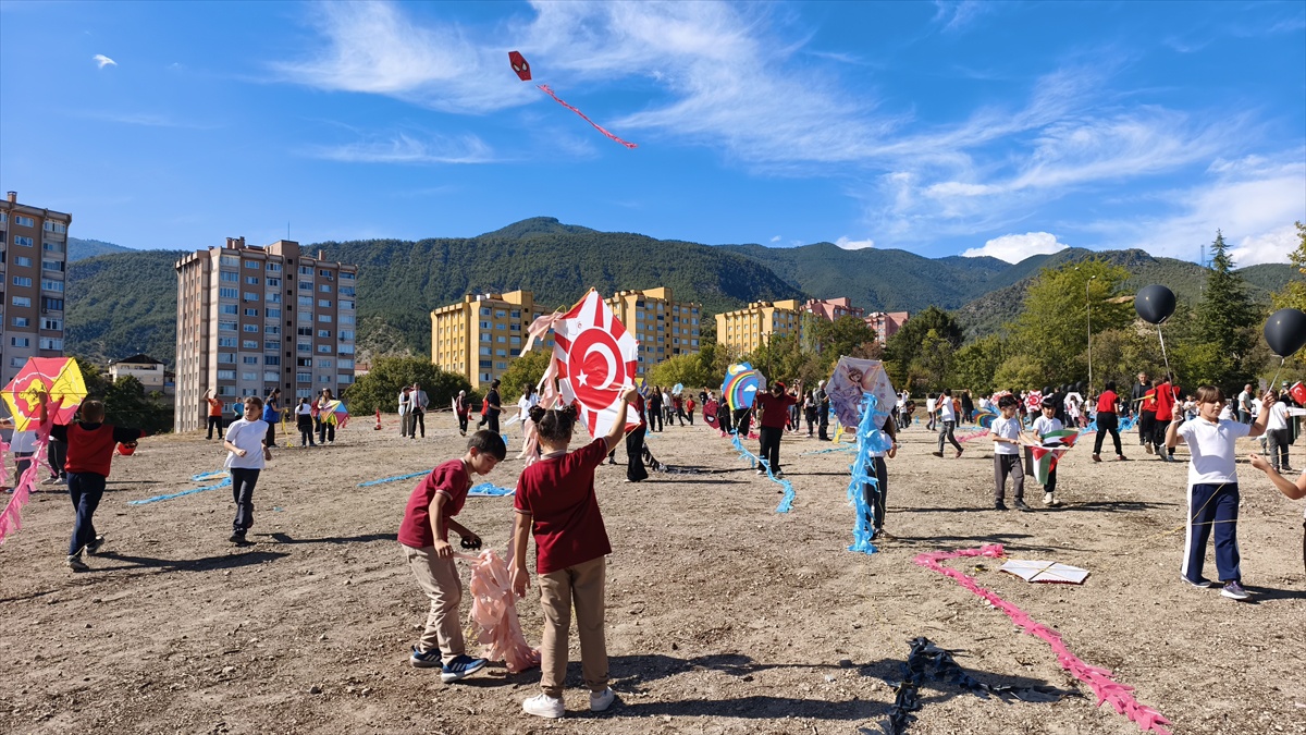 Karabük'te İl Milli Eğitim Müdürü Akbaş, Gazze'deki çocuklar için uçurtmaları uçurdu