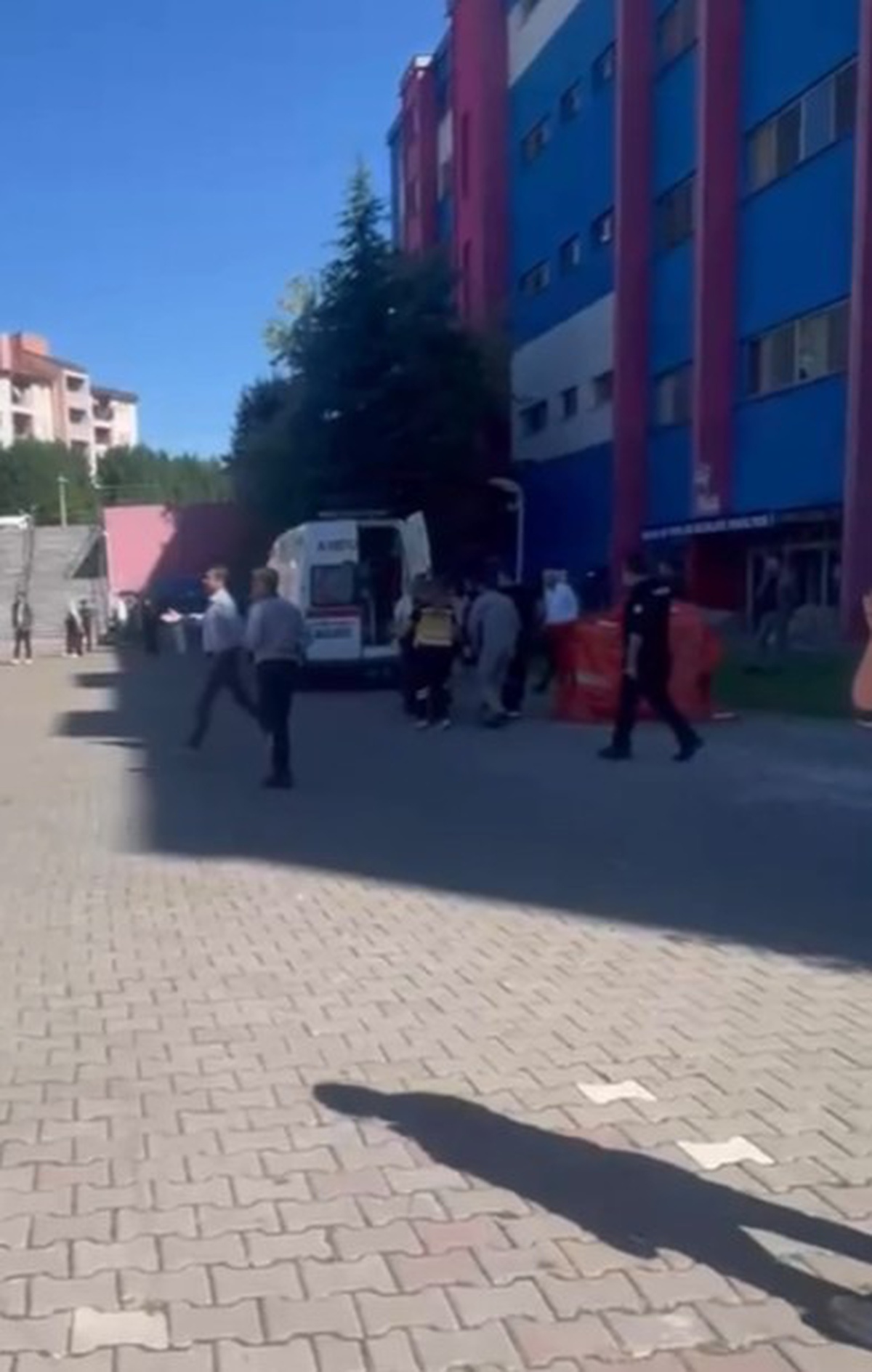 Karabük Üniversitesi'nde yaklaşık 14 metre yükseklikten düşen öğrenci yaralandı