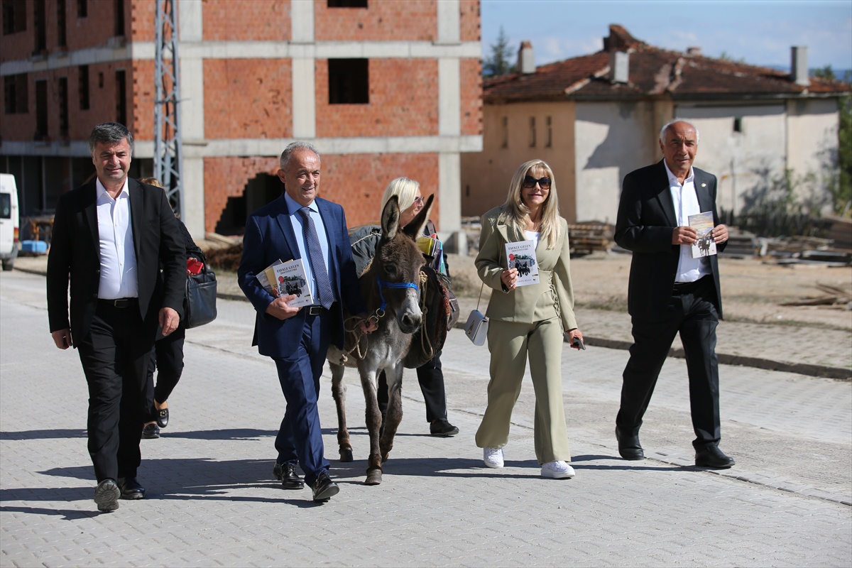 Karabüklü gurbetçi, eşekle getirdiği kitap ve kırtasiye malzemelerini öğrencilere dağıttı