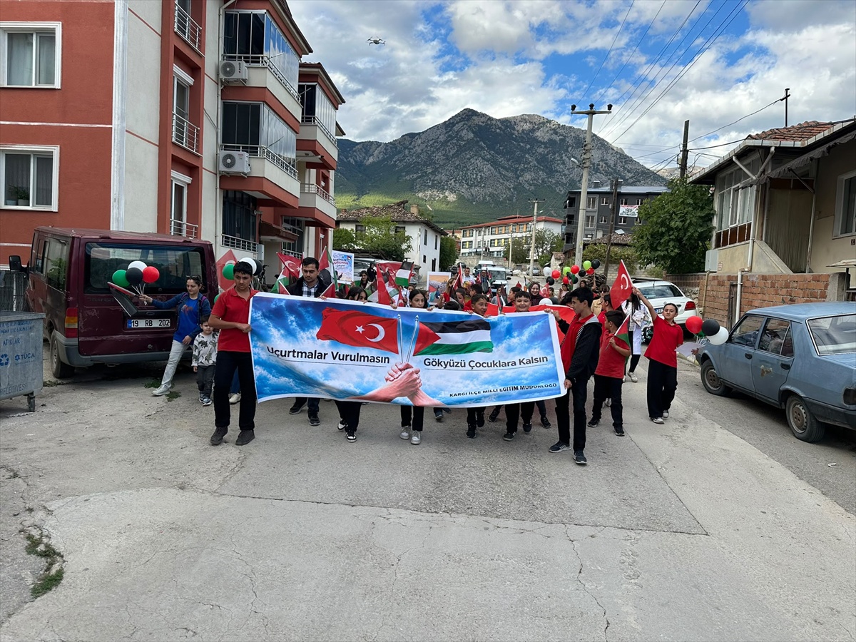 Kargı'da öğrenciler Gazze'deki çocuklara destek için uçurtma uçurdu