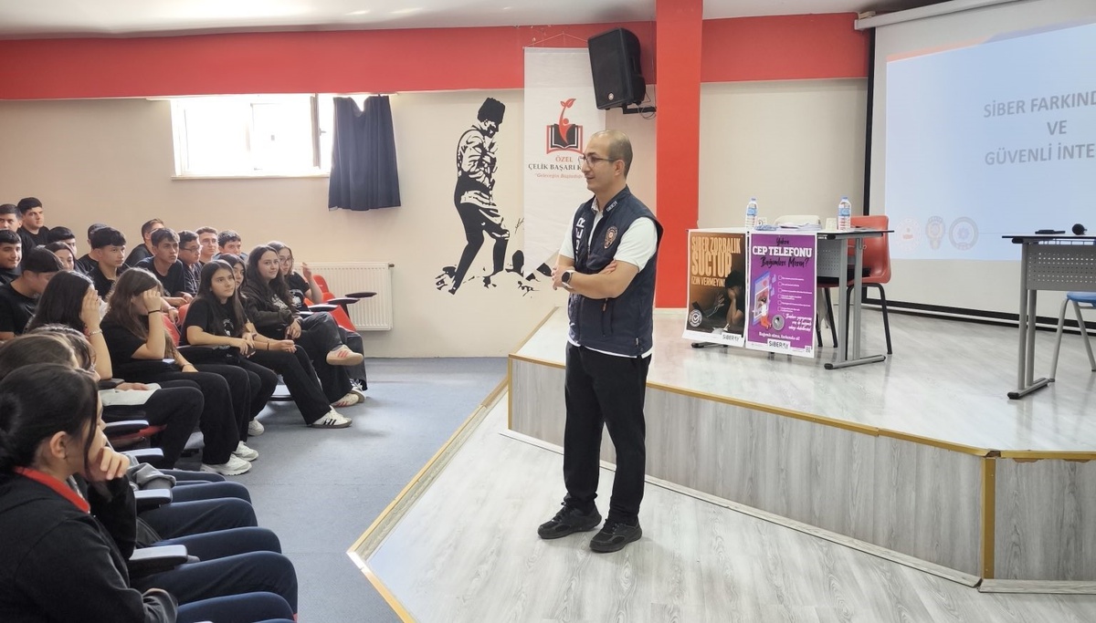 Kars Emniyeti, 120 öğrenciye güvenli internet ve siber zorbalık eğitimi verdi