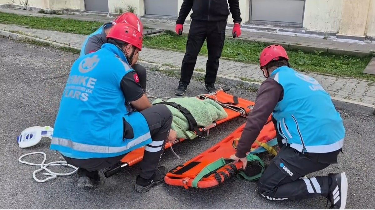 Kars Sarıkamış'ta 6.5'luk deprem tatbikatında yaralı 2 kişi hastaneye sevk edildi