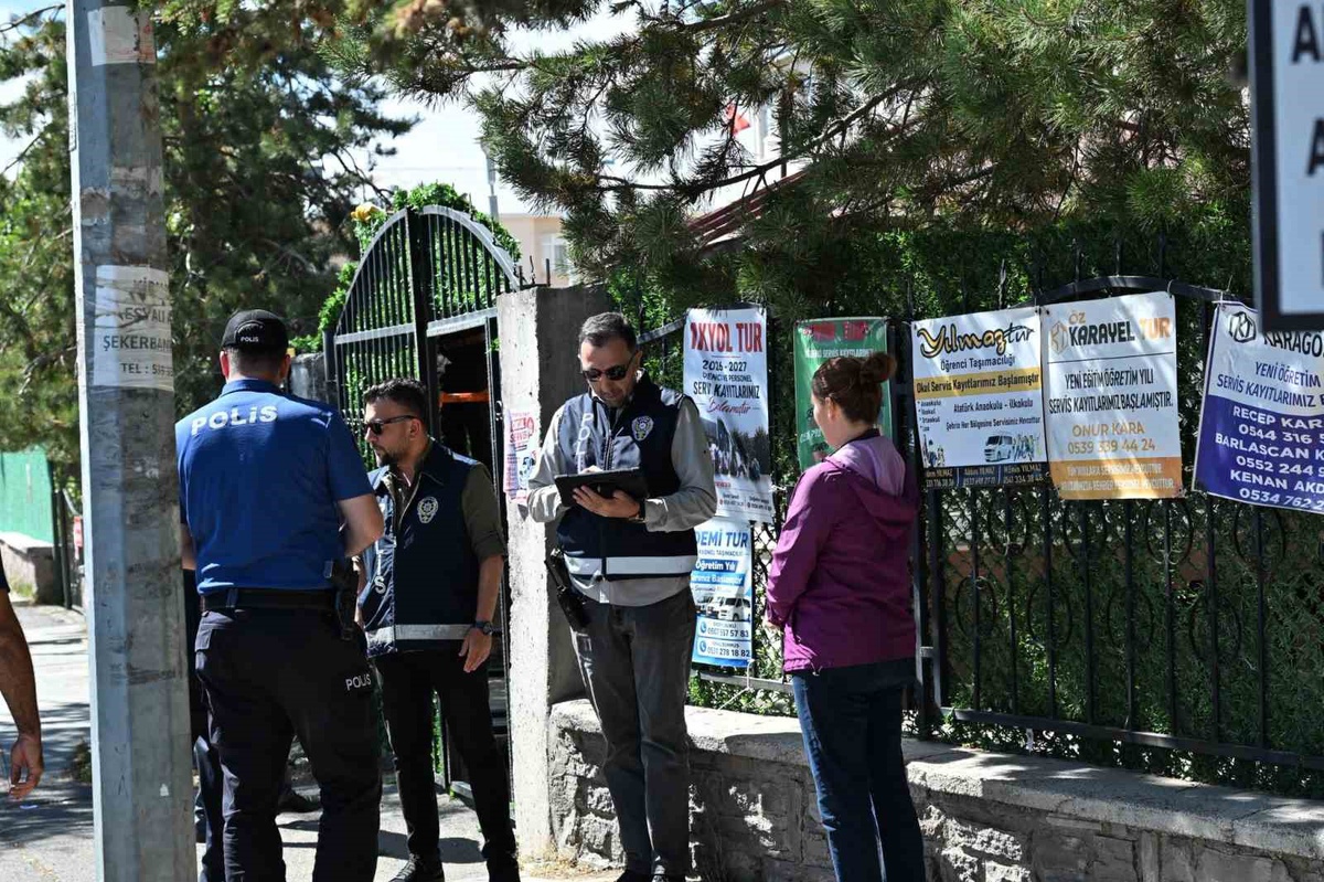 Kars'ta emniyet ekipleri okul çevreleri ve servis araçlarını denetledi