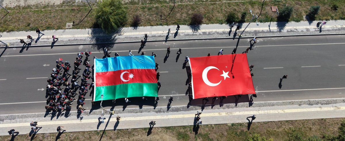 Kars'ta Karabağ şehitleri için 'İki Devlet Tek Yürek' yürüyüşü