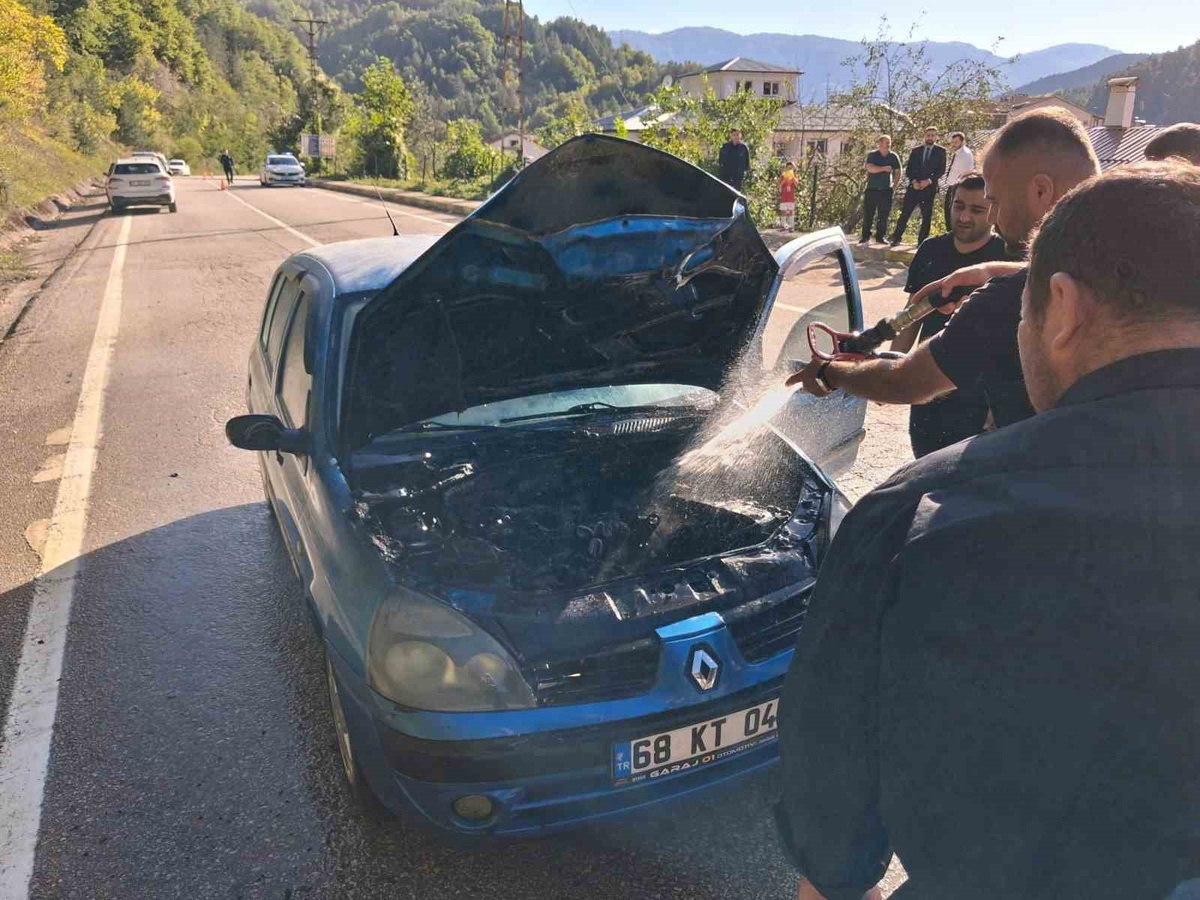 Kastamonu Şenpazar'da seyir halindeki otomobilde çıkan yangın itfaiyece söndürüldü