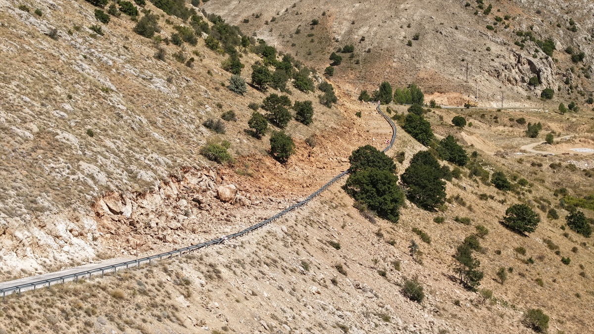 Kayseri Büyükşehir Belediyesi Sarız'da 1,3 km'lik yol açma çalışmasını sürdürüyor