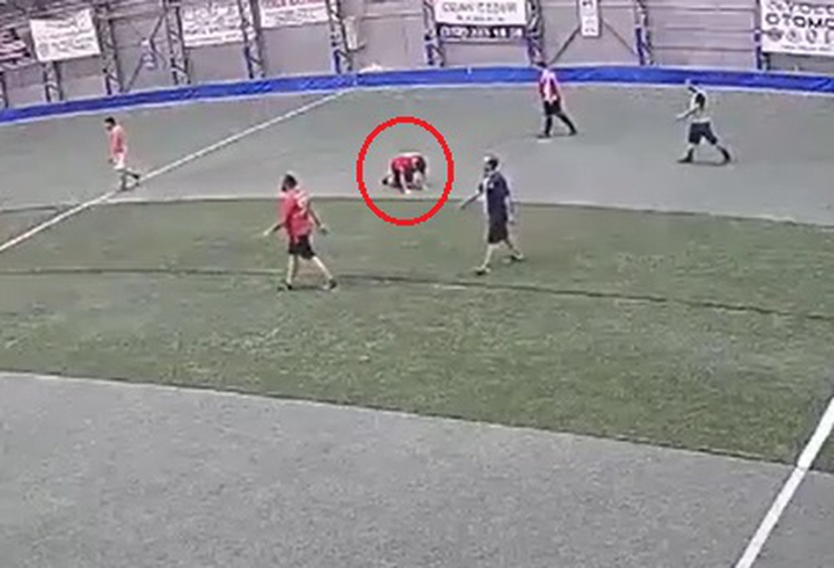 Kayseri'de halı sahada fenalaşan sağlık çalışanı Doğan hayatını kaybetti