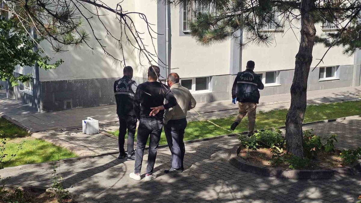 Kayseri Kocasinan'da 10 katlı apartmanın 3. katından düşen genç kız ağır yaralandı