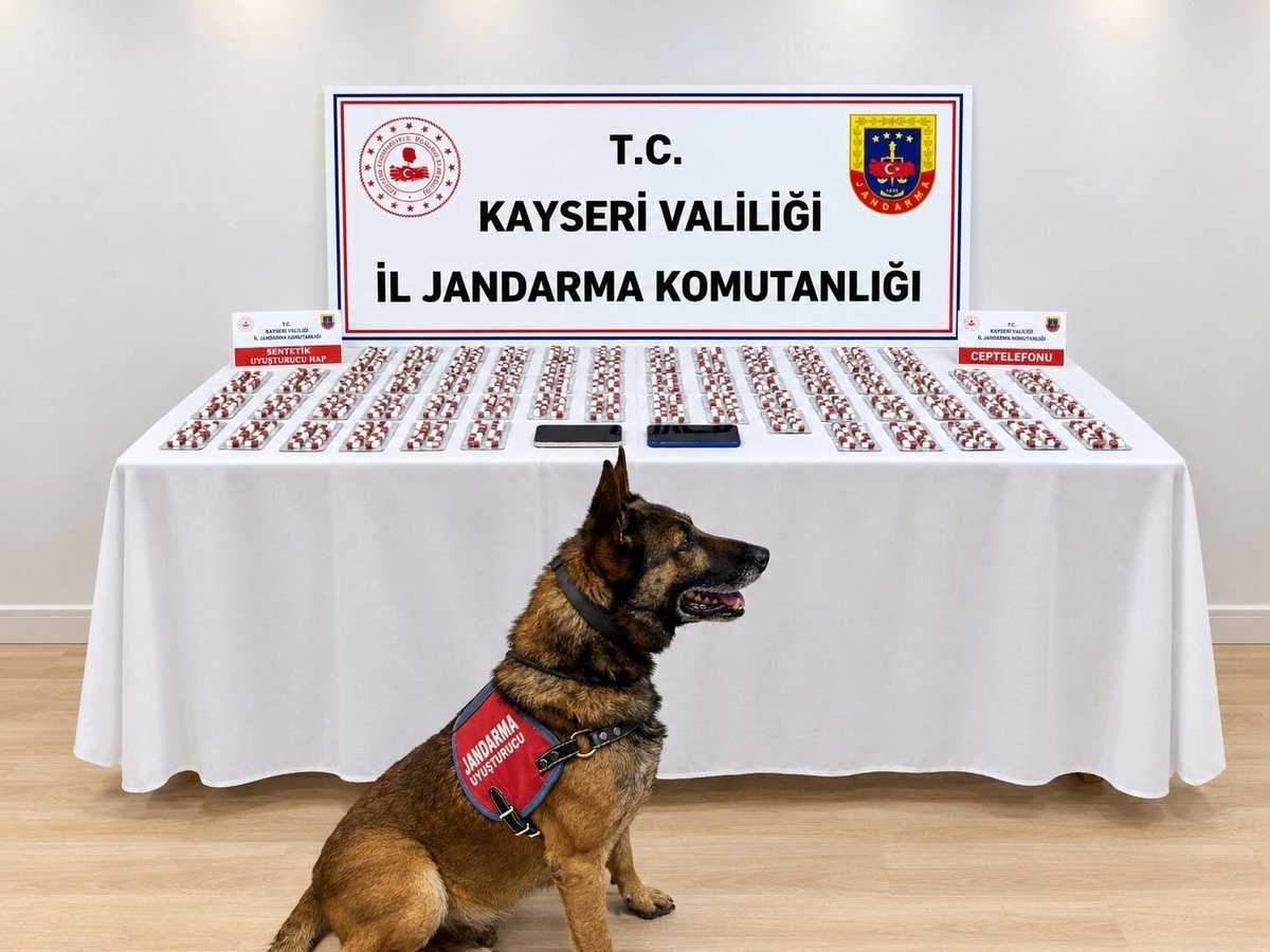Kayseri Kocasinan'da araçta bin 81 sentetik hap bulundu, 2 şüpheli gözaltına alındı