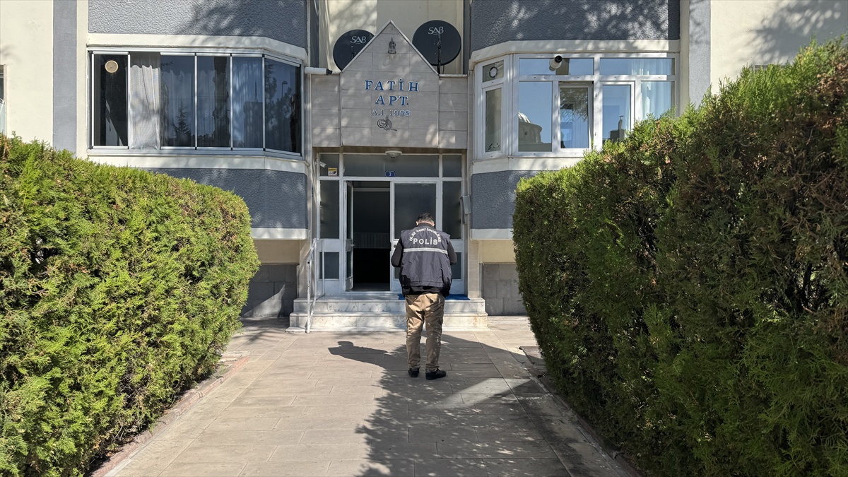 Kayseri Melikgazi'de 10 katlı binanın 3. katından düşen genç ağır yaralandı