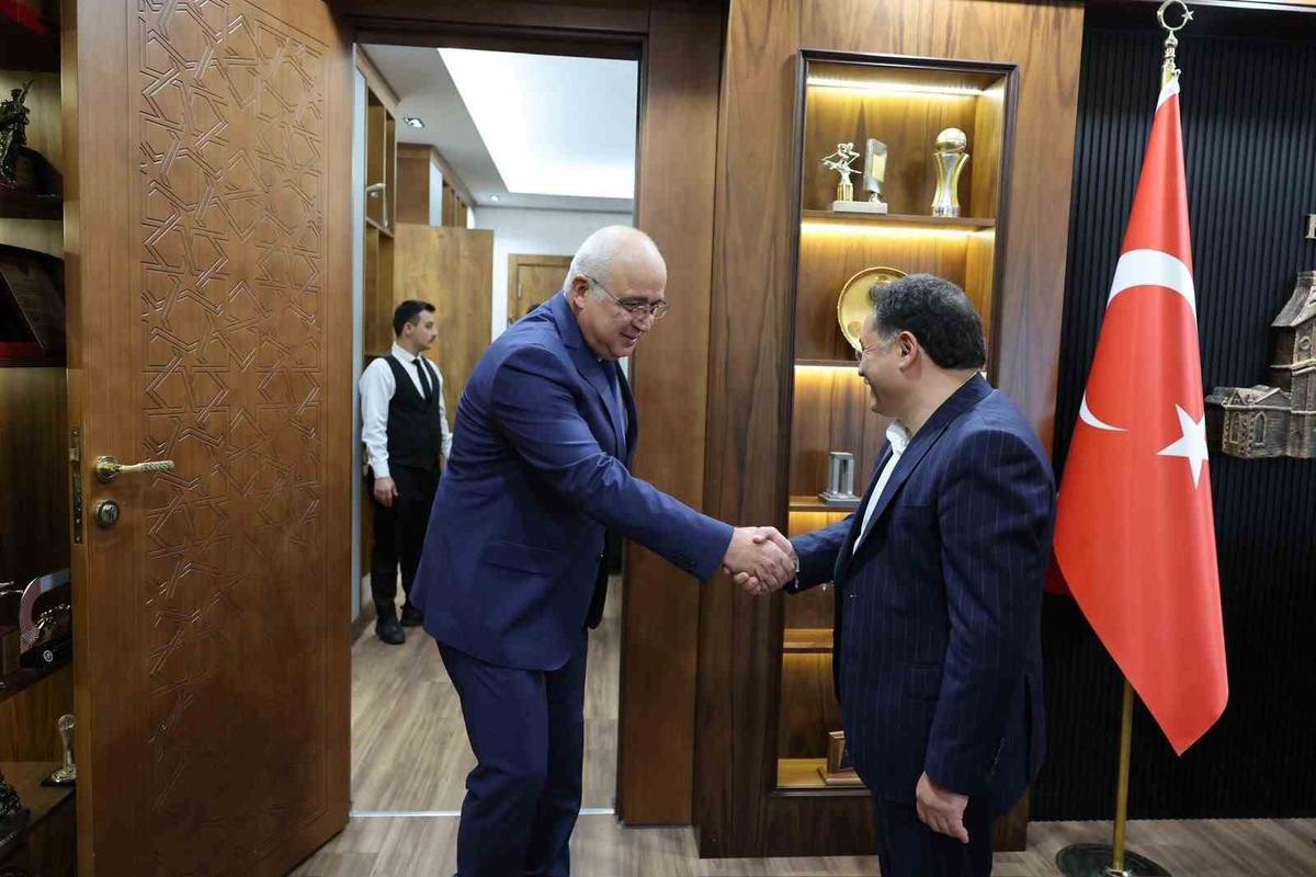 Kayseri Valisi Çiçek, dünya birincisi GÖKTİM KartalAir öğrencilerini kabul etti