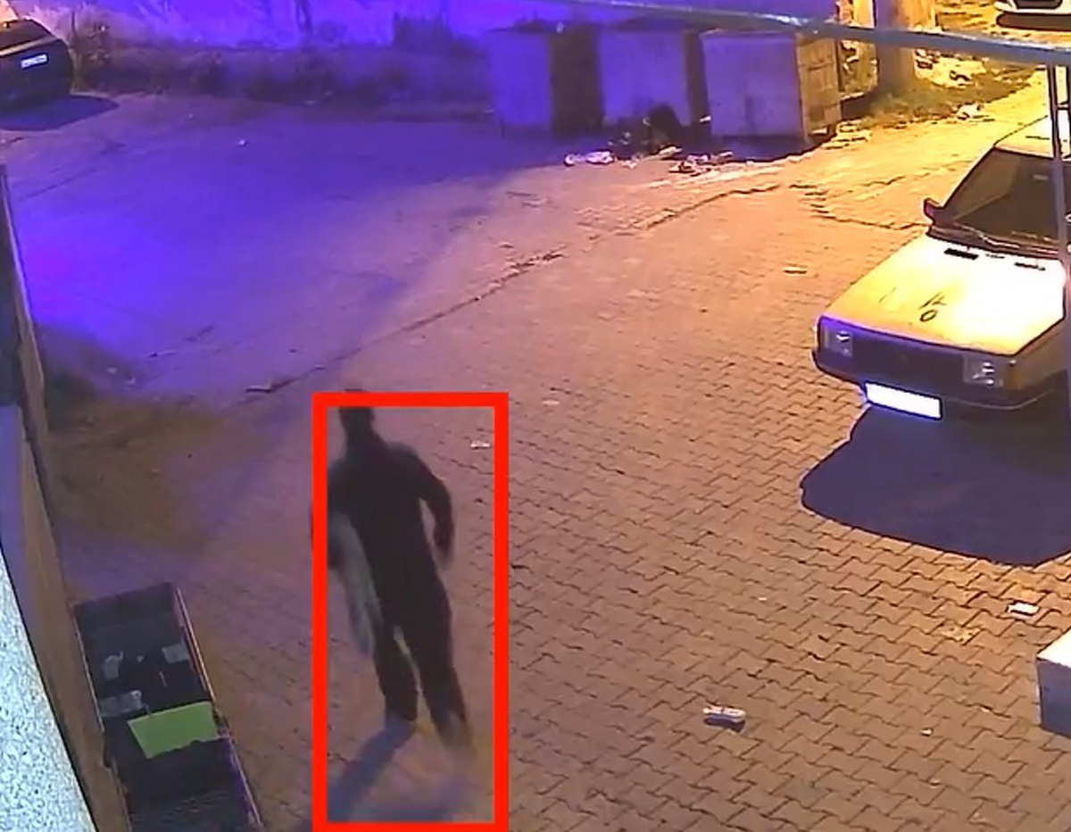 Keşan’da evin önündeki halıyı alan şüpheli güvenlik kamerasına yansıdı