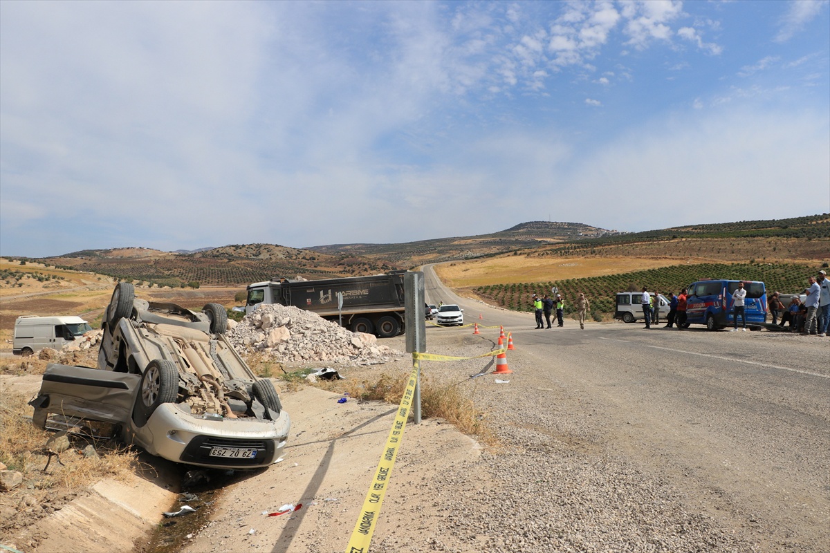 Kilis Musabeyli'de hafriyat kamyonuyla çarpışan hafif ticari araçta 3 kişi ağır yaralandı