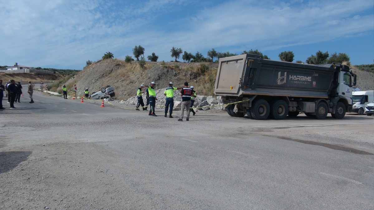 Kilis Şenlikçe'de ticari araç hafriyat kamyonuyla çarpıştı, 3 kişi ağır yaralandı
