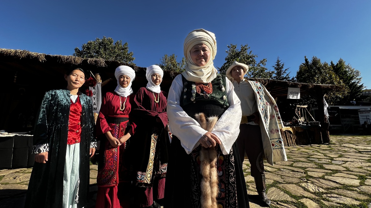 Kırgız kıyafetlerini 10 yaşından beri hazırlayan Kalkanova, Ankara'da sergiledi