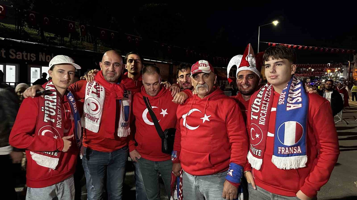Kocaeli'de Fransa maçı öncesi A Milli Futbol Takımı'nı binlerce taraftar karşıladı