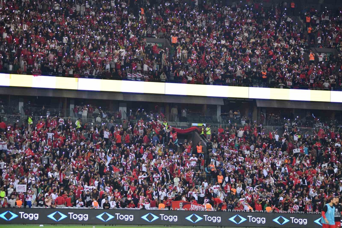 Kocaeli'de Fransa-Türkiye UEFA Uluslar A Ligi maçı kırmızı-beyaz atmosferde başladı