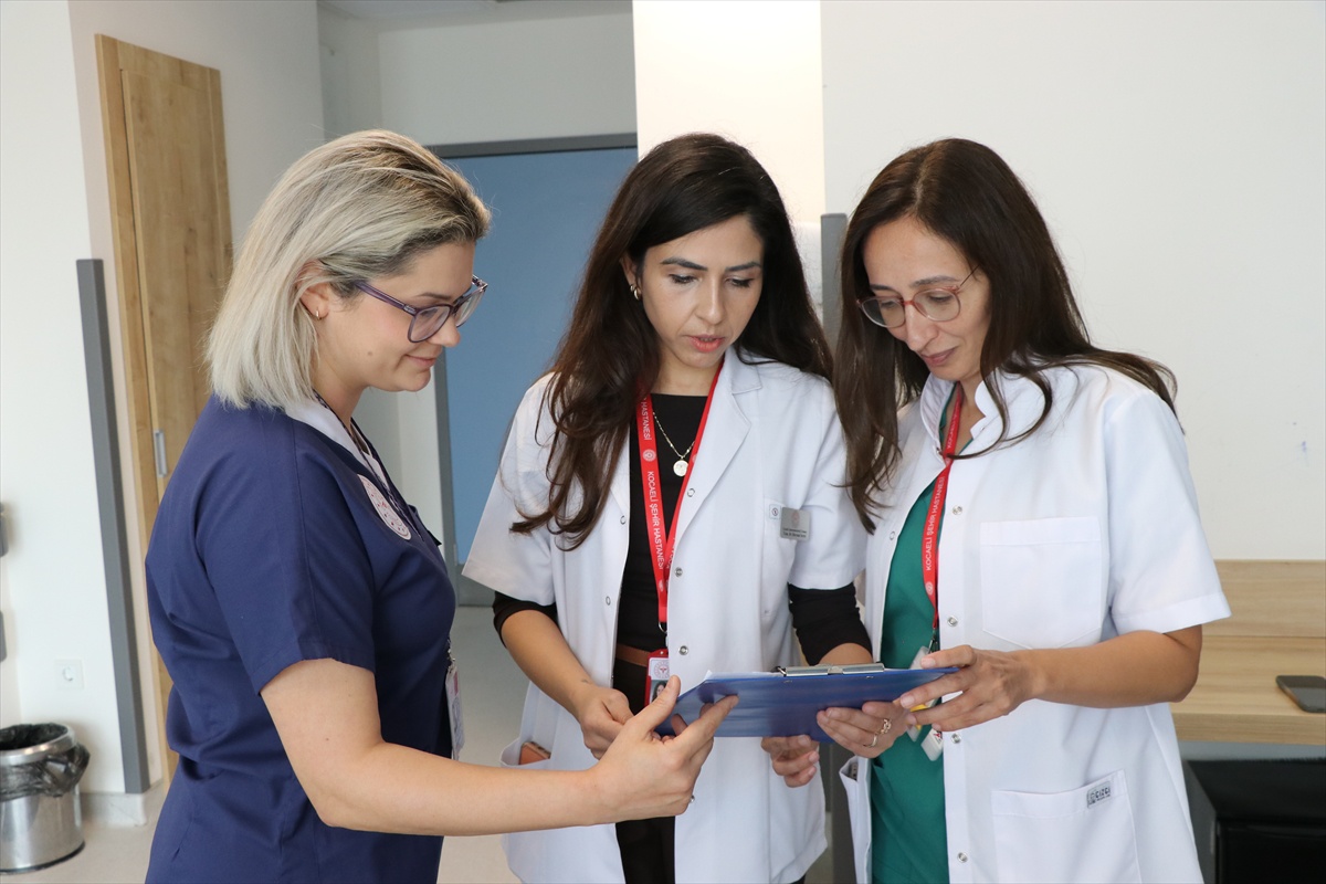 Kocaeli'de 3 yaşındaki çocuğun 21 mıknatıslı topu çıkarıldı