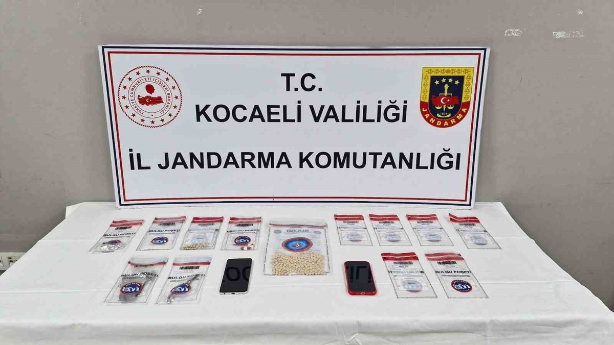 Kocaeli'de uyuşturucu operasyonunda 3 adreste 1 kilo 37 gram esrar ele geçirildi