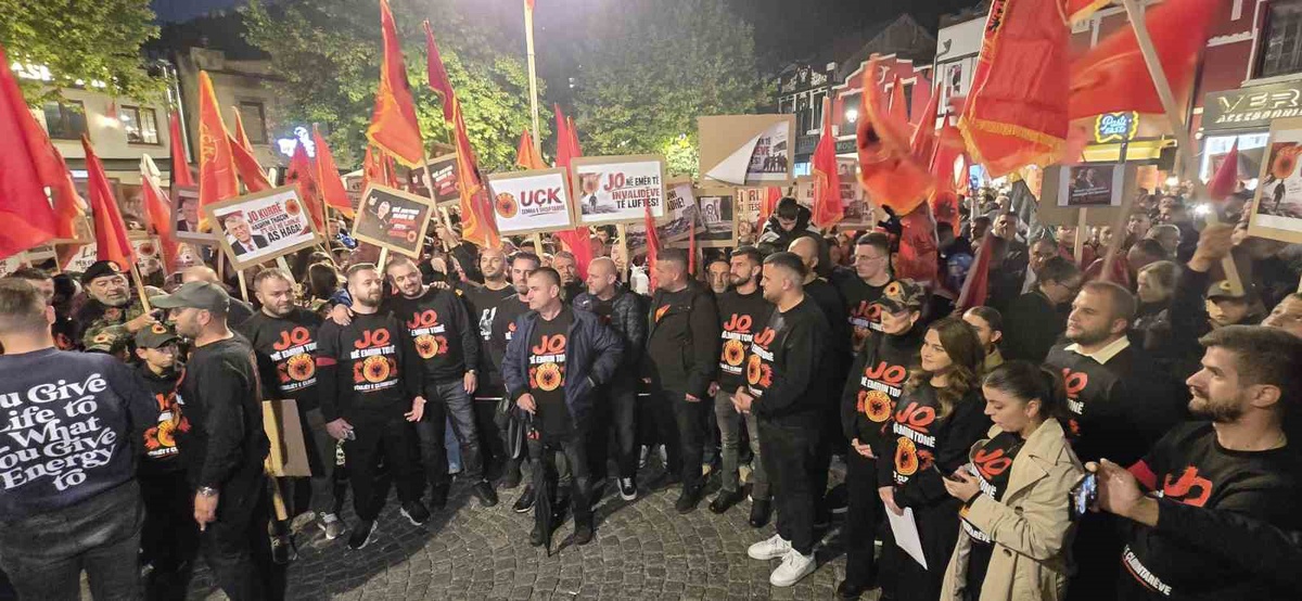 Kosova'da eski Cumhurbaşkanı Thaçi ve UÇK liderlerine hapis cezaları protesto edildi