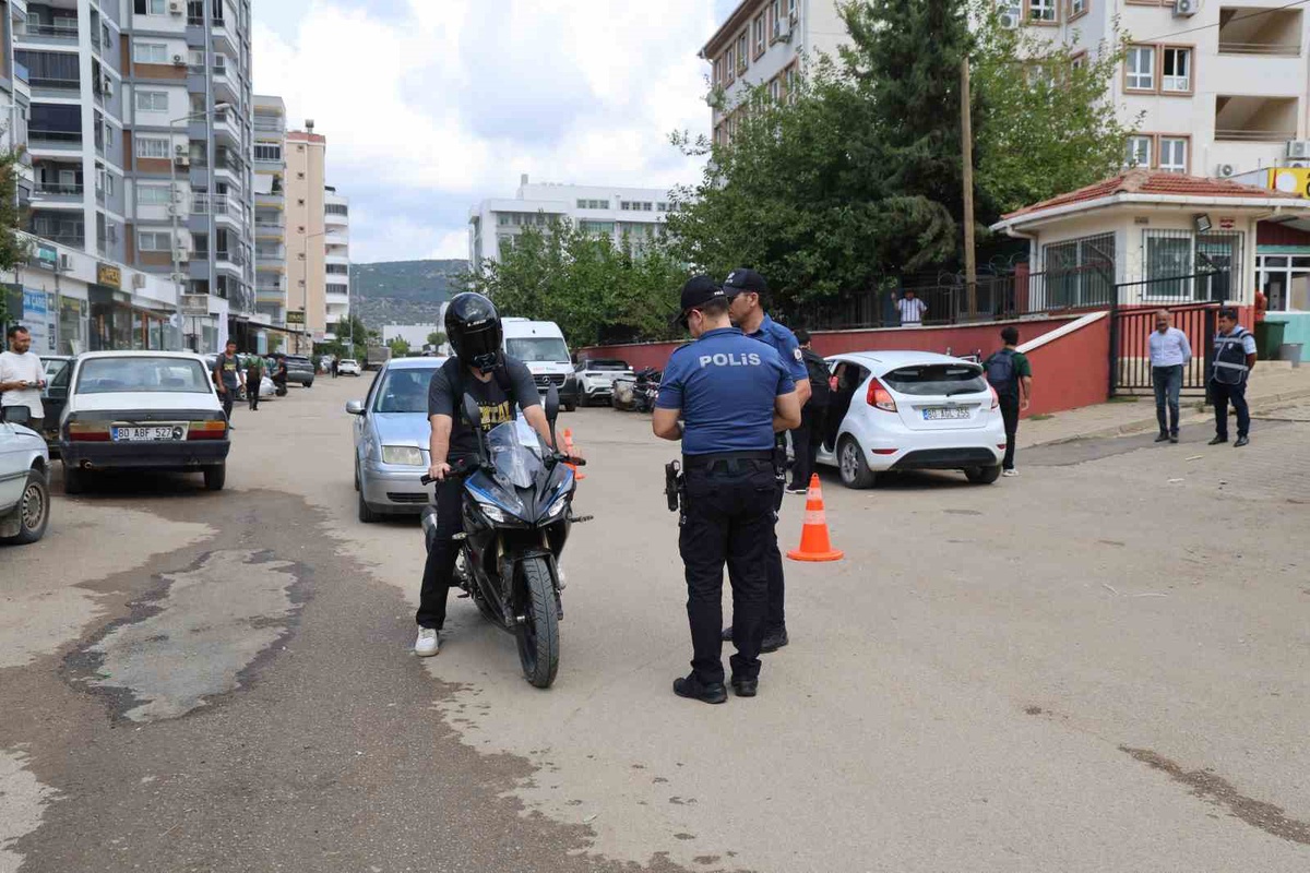 Kozan'da okul çevresinde denetimler arttı, motosikletlere şase kontrolü yapılıyor