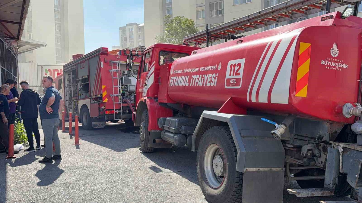 Küçükçekmece'de elektrikli otomobil yandı, genel müdürlük binası tahliye edildi