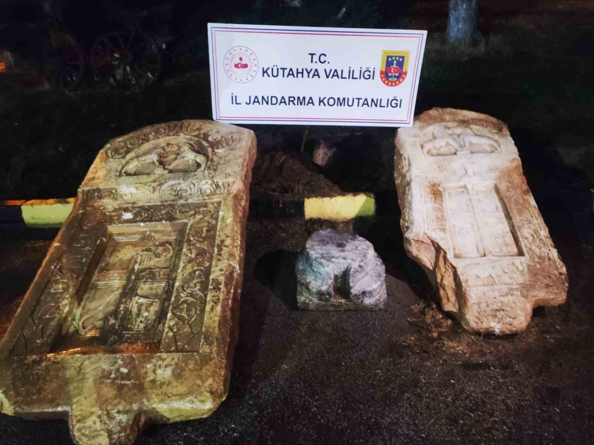 Kütahya Aslanapa'da jandarma operasyonunda 2 Roma lahit kapağı ele geçirildi