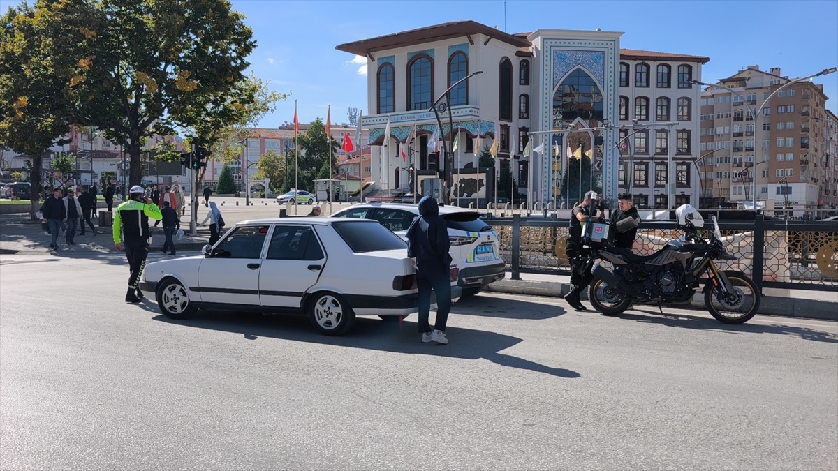 Kütahya'da ehliyetsiz kişiye 221 bin lira ceza uygulandı, araç trafikten men edildi