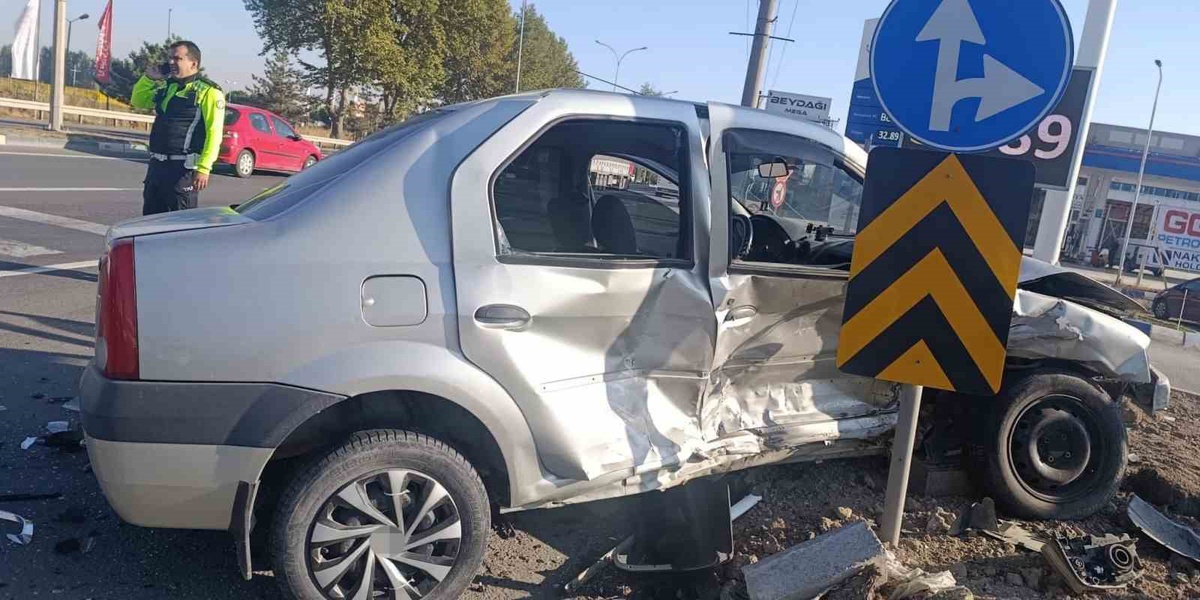 Kütahya'da Fuar Kavşağı'nda iki otomobilin çarpıştığı kazada 6 kişi yaralandı