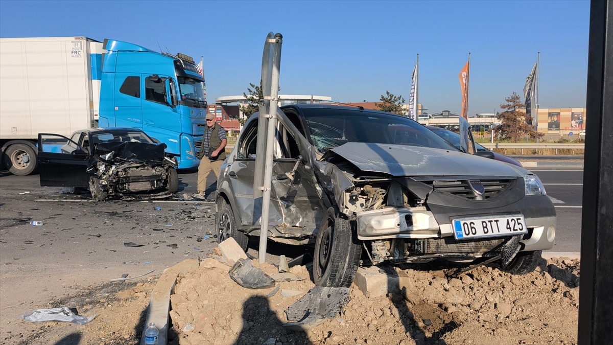 Kütahya'da iki otomobil Çiniciler Çarşısı önünde çarpıştı, 6 kişi yaralandı.