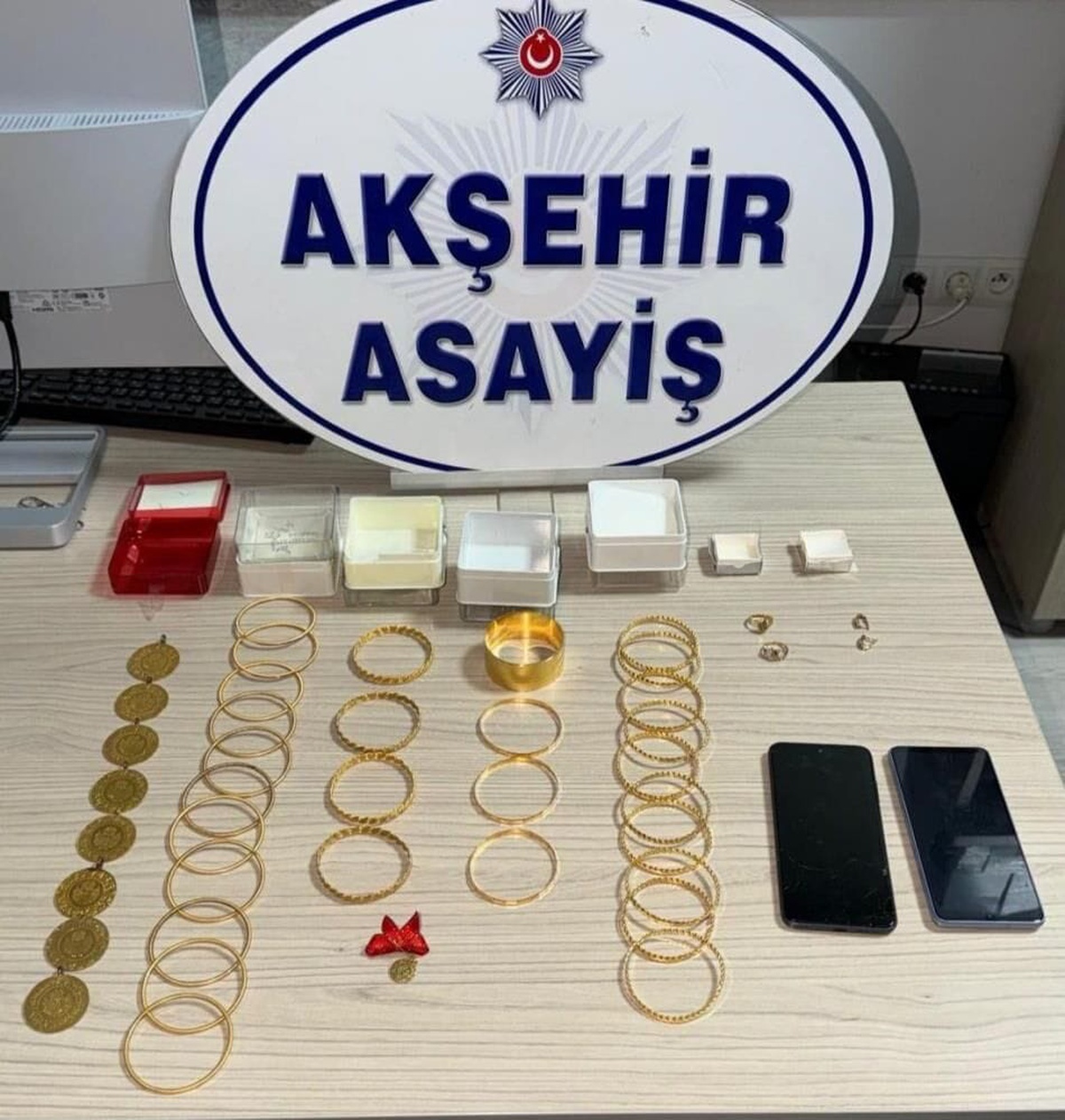 Manisa Kırkağaç’ta polis taklidi 2 şüpheli 6 milyon TL’lik altınla yakalandı
