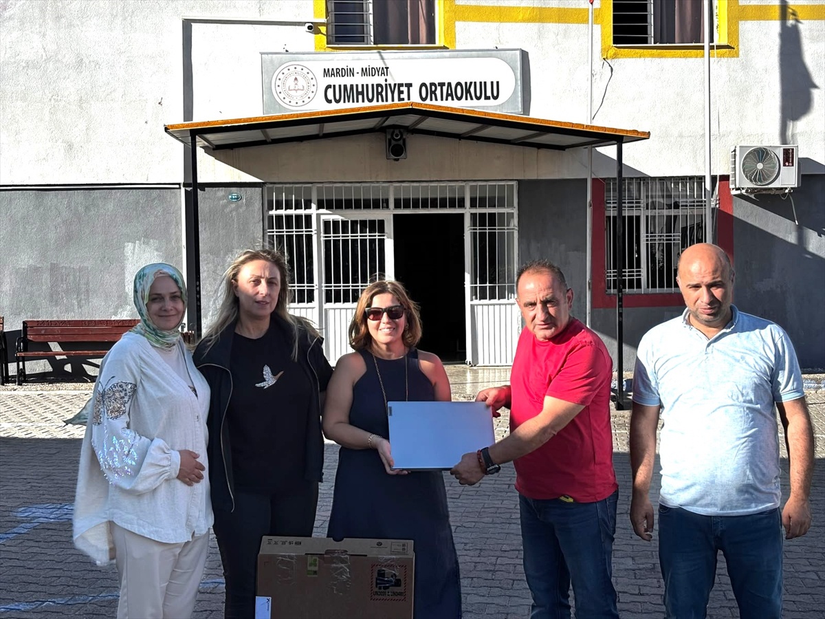 Mardin Midyat’ta Cumhuriyet Ortaokulu’na vakıf bilgisayar ve yazıcı desteği verdi