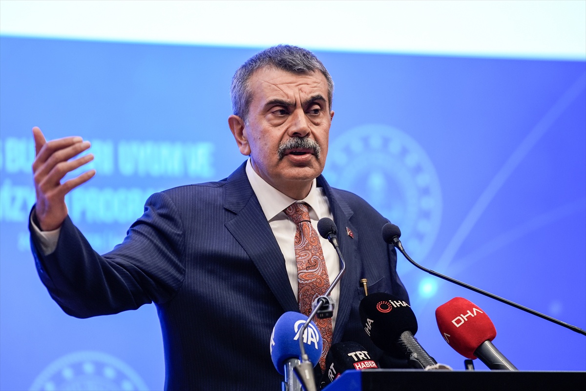 MEB Bakanı Tekin, 1416 bursiyerlerine yurt dışında 'anlamsız hayranlık' uyarısı yaptı