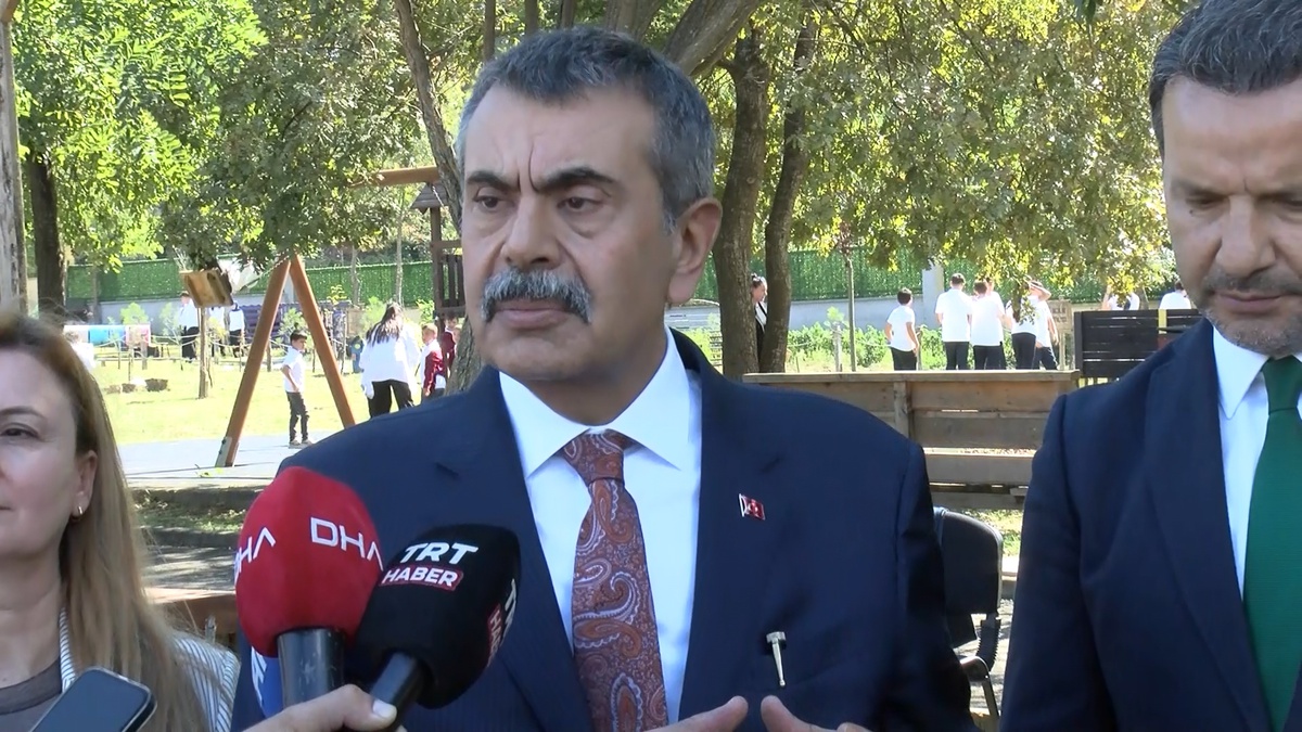 MEB Bakanı Tekin, Beykoz Bozhane Tabiat Mektebi'nde oyunla kültür aktarımını anlattı