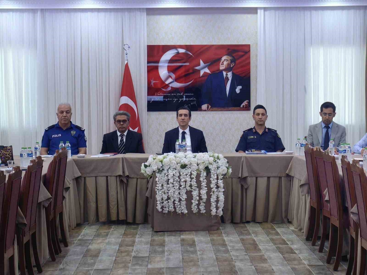 Mersin Bozyazı'da okul güvenliği toplantısı Topsakaloğlu başkanlığında yapıldı