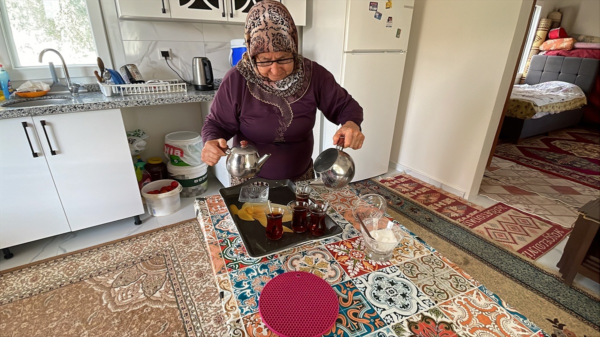 Mersin Erdemli'de 69 yaşındaki Fatma Dinç'e hayırsever desteğiyle yeni ev yapıldı