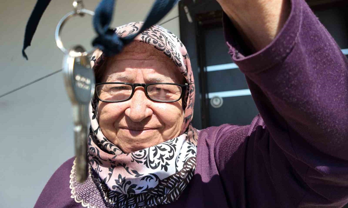 Mersin Erdemli'de 69 yaşındaki Fatma Dinç'e muhtar ve gönüllüler ilk evini yaptı