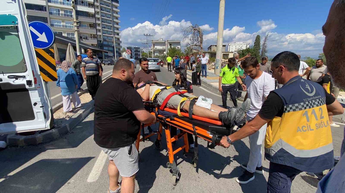 Mersin Erdemli'de motosiklet otomobile yandan çarptı, 2 kişi yaralandı