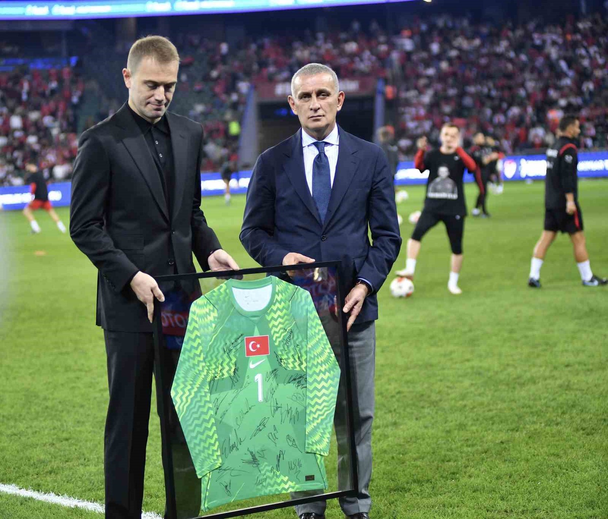 Mert Günok, Fransa maçı öncesi TFF başkanından forma jestiyle onurlandırıldı